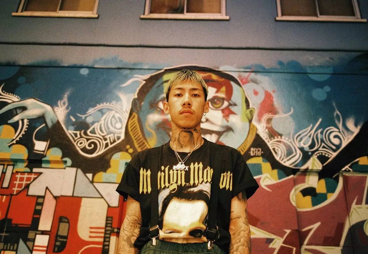 而这段饶舌 vocal 正是来自 kohh——一位高深莫测的日本 rapper