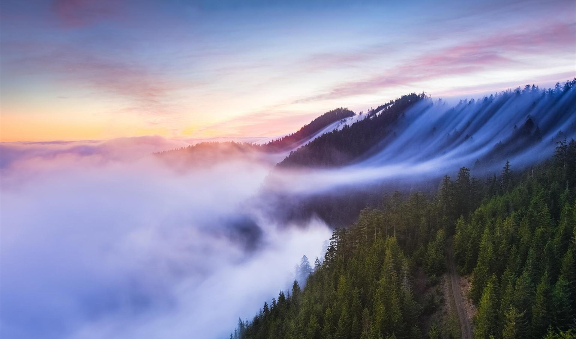 [转载]云雾笼罩在山顶的绝美景色!