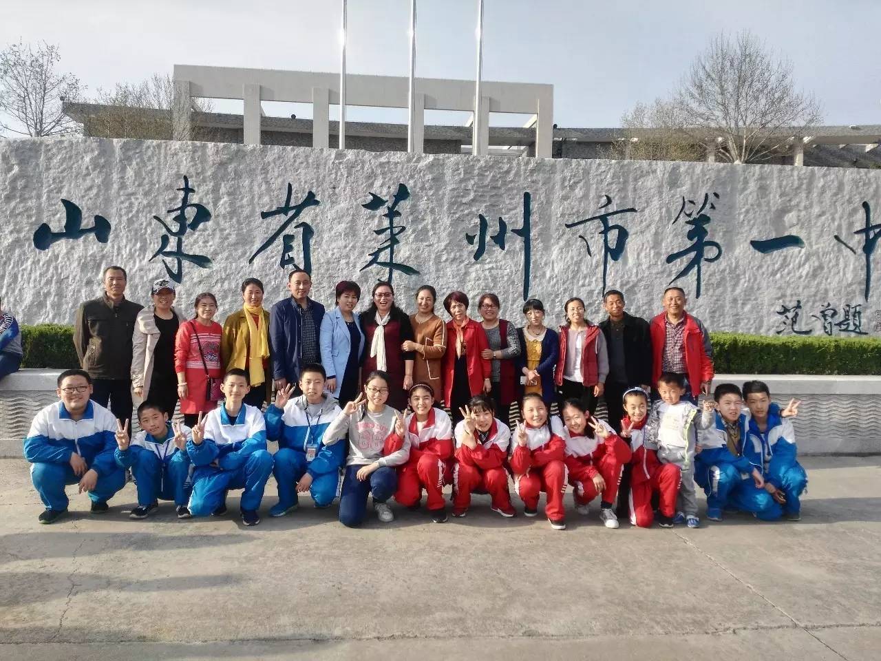 双语学校学生到莱州一中学习参观