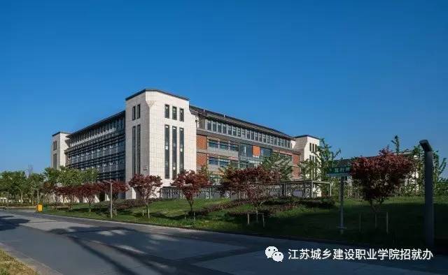 学院设有环境艺术设计和数字媒体艺术设计2个 艺术类专业;设有建筑