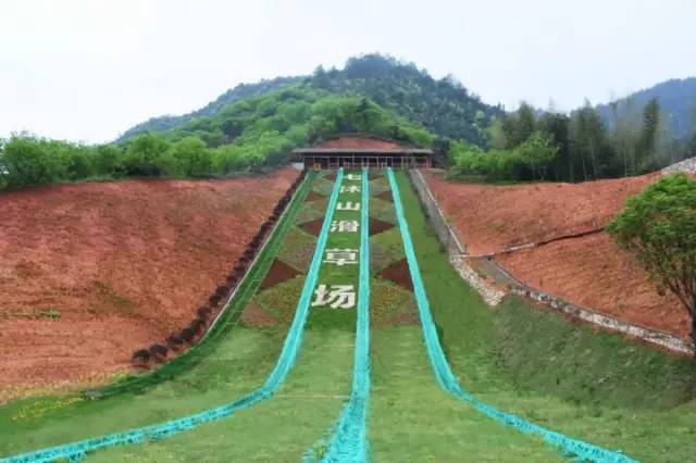 七沐山滑草场位于象溪镇南坑口村, 占地4万5千平方米, 有极速滑草和