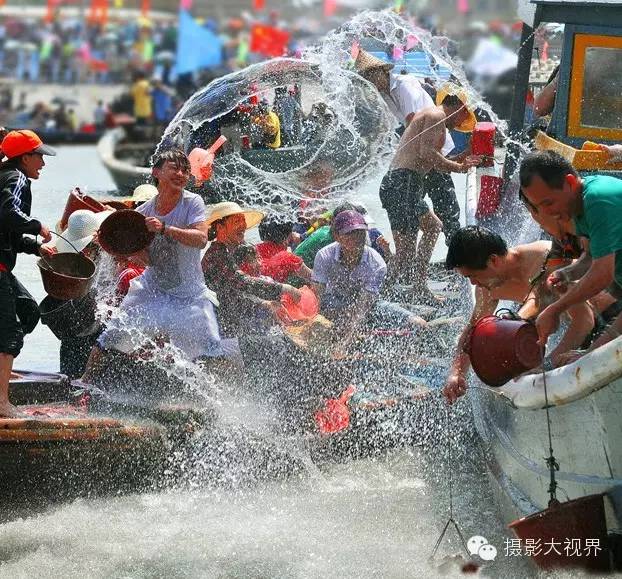 《海上泼水节翻江倒海》 黄元青 摄影