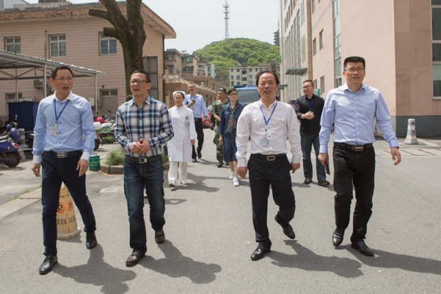 镇党委副书记楼海锋,副镇长章建平一行 检查萧山三院消防安全控制室