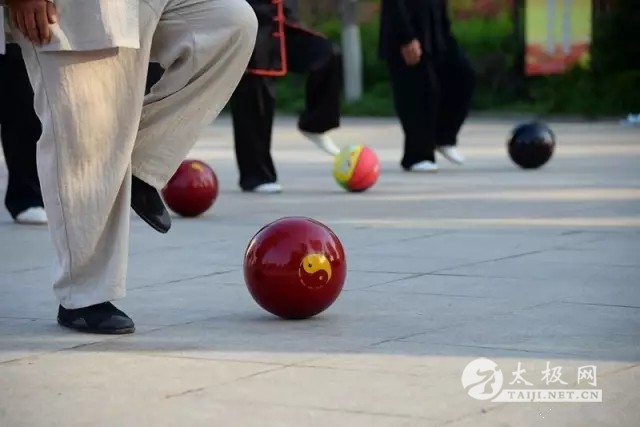 学习太极拳必体育 正文 行功太极球是尊古太极的特色,通过练习有助于