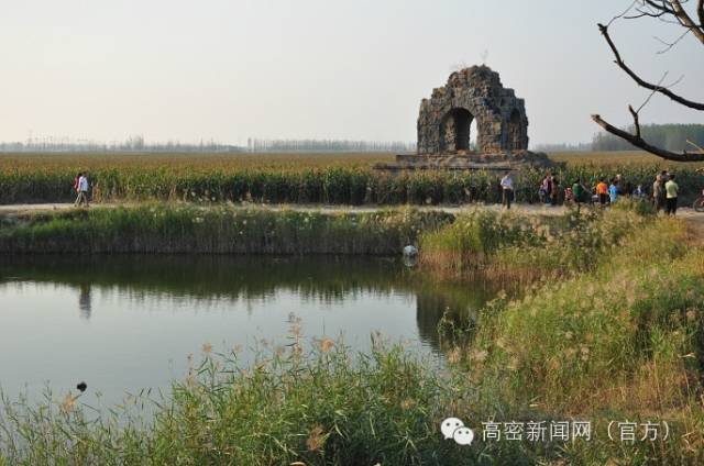 在高密市美丽的青草湖畔,东北乡文化旅游区按照"一心一环一带三区多