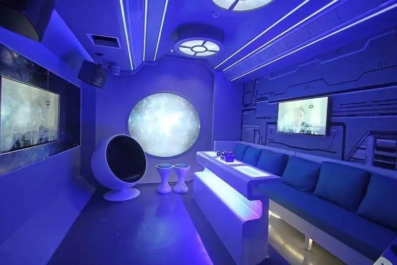 超具未来感的科技主题包厢,太空舱式的通道,还有虚拟座舱,不同色彩