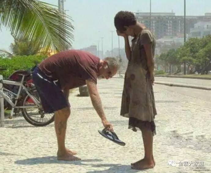 2,老人把自己的鞋子脱下来给了流浪儿,自己光着脚离去.