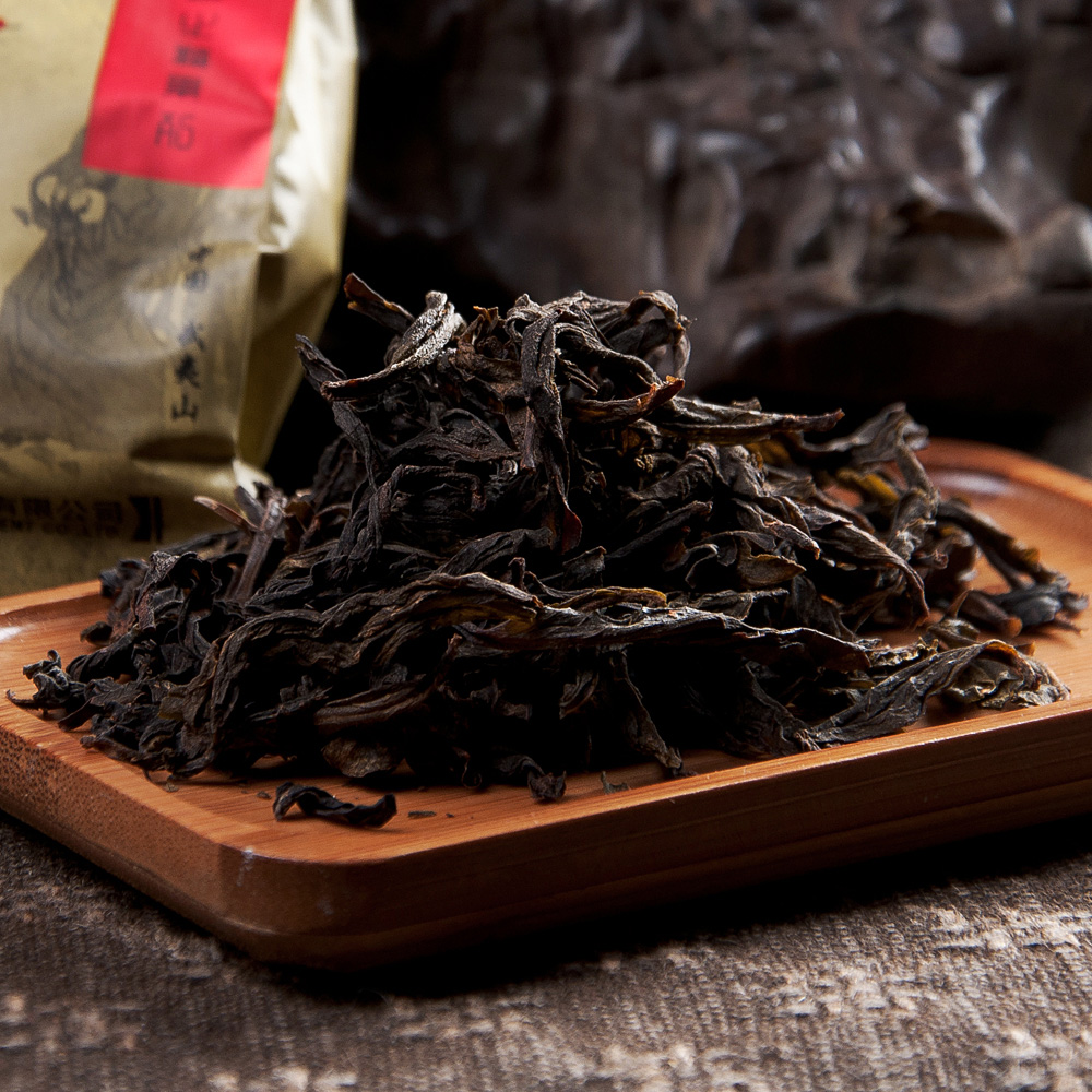 武夷肉桂是产于山岩的岩茶,为乌龙茶的上品,品质特点为:味甘泽而香
