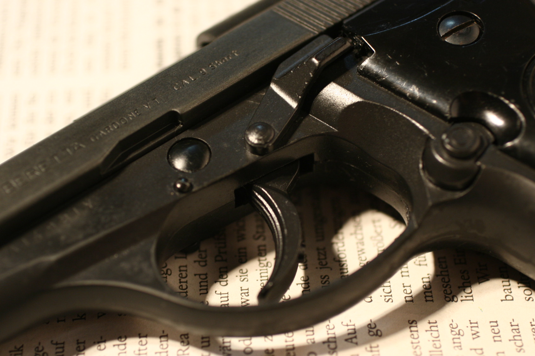 女警与女白领防身专用枪:伯莱塔m84手枪