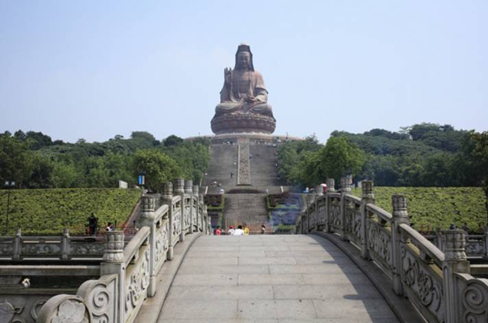 南海观音文化苑宝峰寺景区位于西樵山的西北麓的白云洞景区,白云洞是