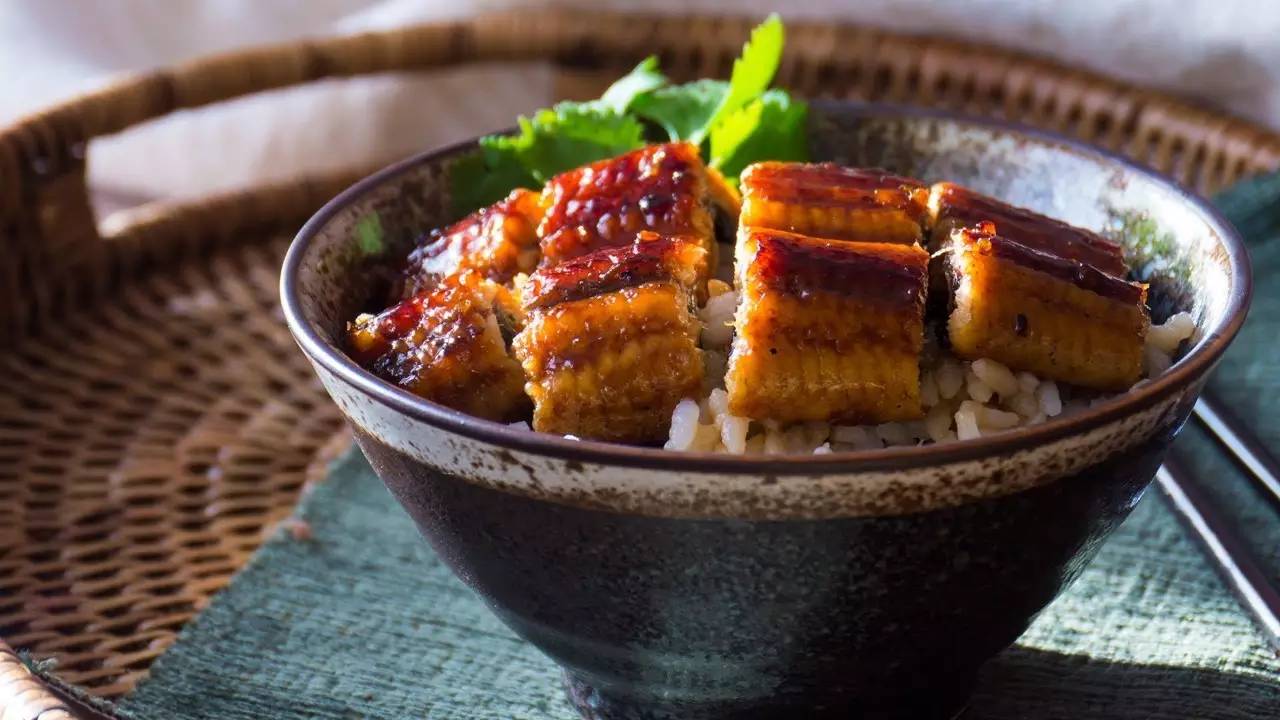 3 - 鳗鱼饭深受日本人欢迎深夜美食,也是外国菜本土化的经典案例