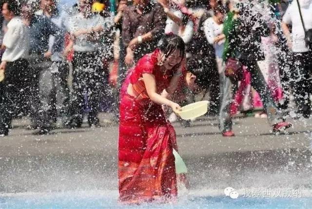 云南西双版纳的傣族泼水节万人水枪大战美女帅哥都湿身了