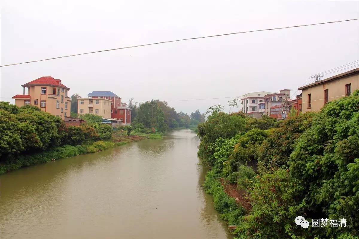 胶龙公路横穿中部,东抵龙高半岛,南达渔溪镇,北接宏路街道,距福清市