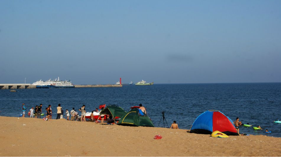 海滨浴场绵延十四公里,由兴海湾,港口湾,邴家湾,老龙湾四个海滨浴场