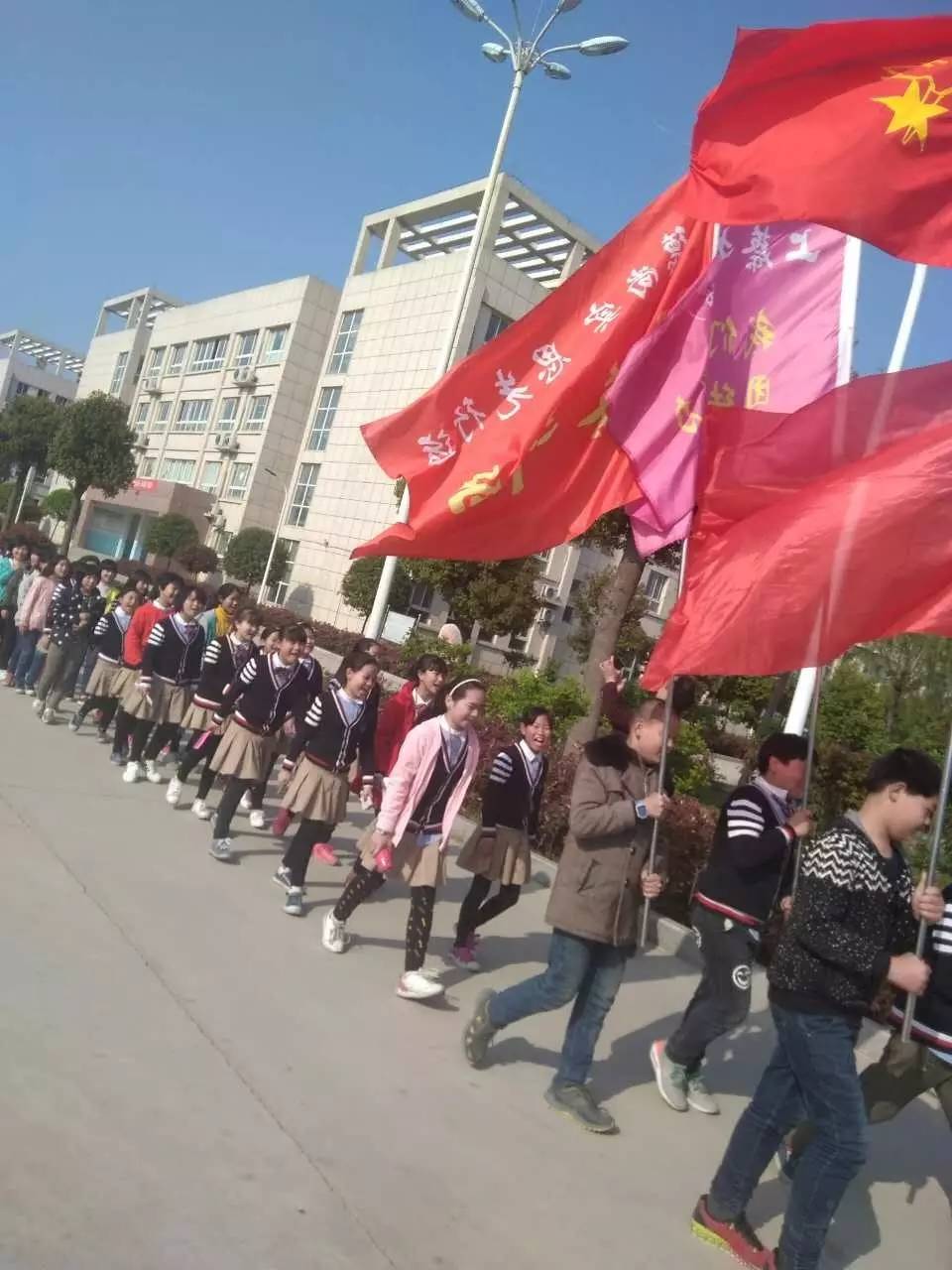 上蔡中学小学部慰问恩波敬老院活动侧记