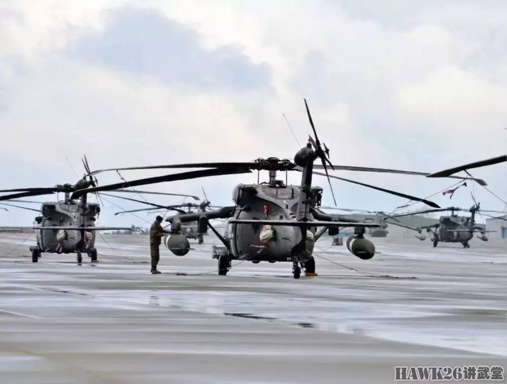 罕见:美军士兵为"黑鹰"直升机安装短翼