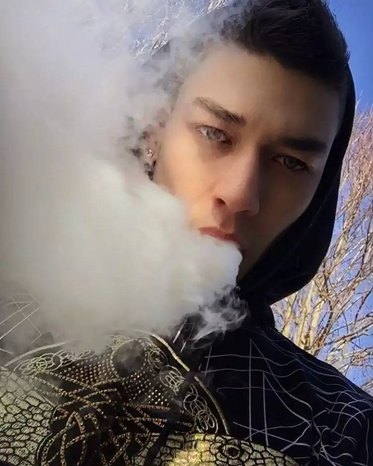 奥斯丁抽的不是我们熟悉的卷烟,而是 电子烟,所以身上也不会一股儿烟