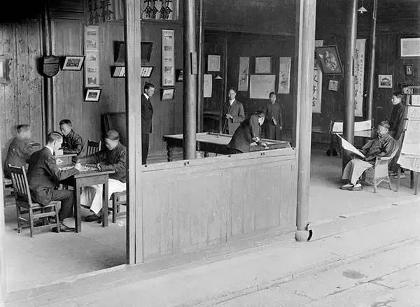 1919年 上海人口_1919年6月,上海工人在拆除日货招牌.当时,中国各大城市实行罢课