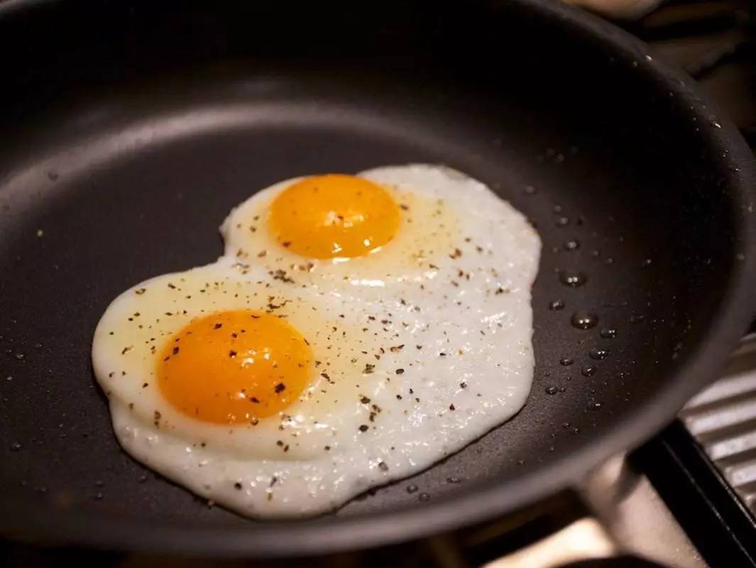 30秒學會 大廚煎蛋不粘鍋的祕訣！ | 九層塔煎蛋 | 蘿蔔丁煎蛋 | 大紀元