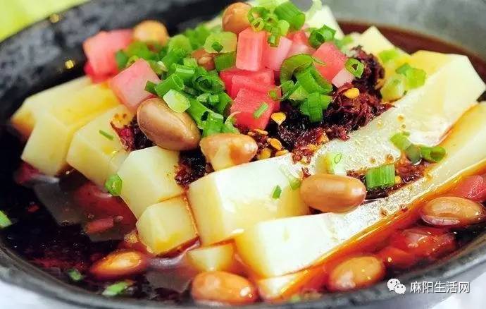 麻阳米豆腐是苗族的特色美食之一,通常在夏天最受欢迎.