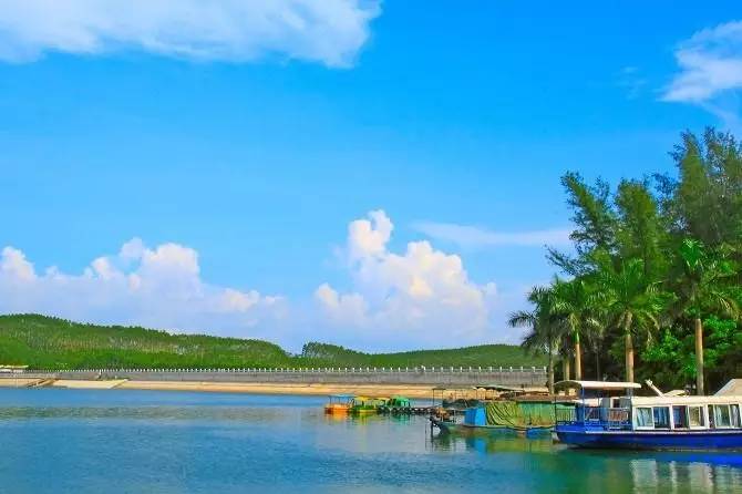 旅游 正文  合浦县境内主要旅游景区(点)有入选"中国十大魅力湿地"的