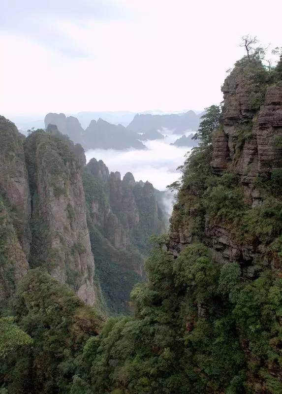 峰林间鬼斧神工的怪石,壁立朱崖,刚劲苍穹,在圣堂山,随处可见丹霞地貌