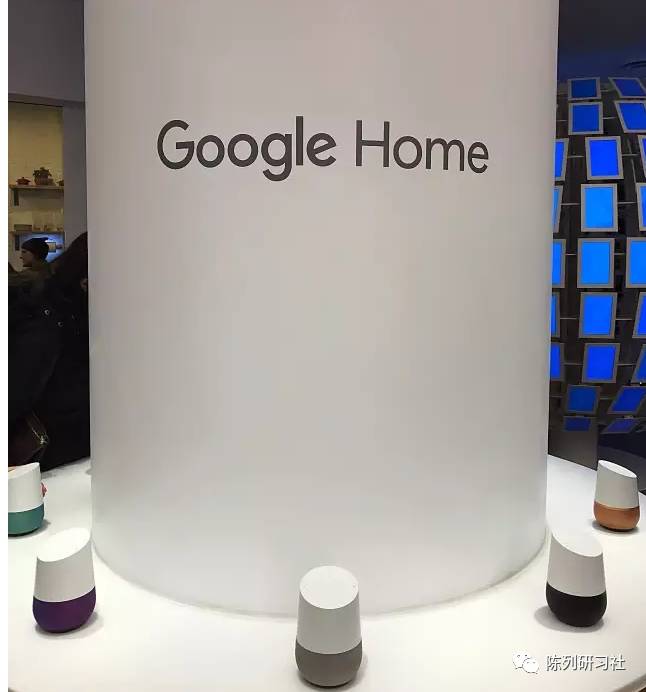 演示了各项人工智能硬件产品,特别是谷歌家庭控制中心(google home)