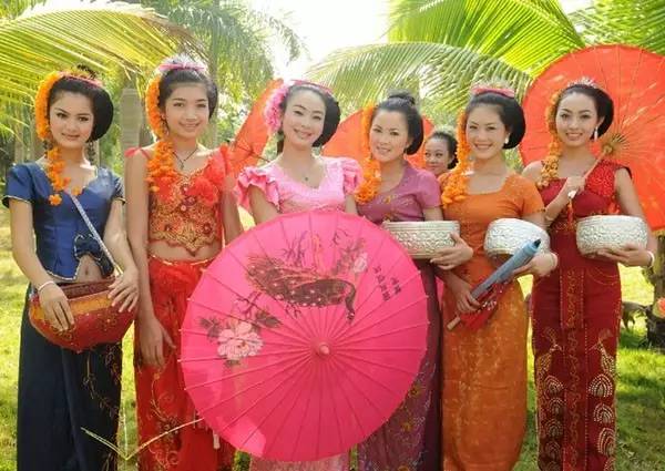 其它 正文  傣族妇女一般喜欢穿窄袖短衣和筒裙,充分展示了女性的胸