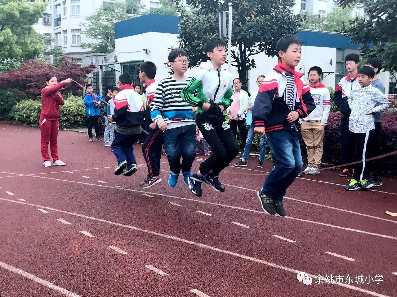 阳光体育魅力东城记东城小学学生跳长绳比赛