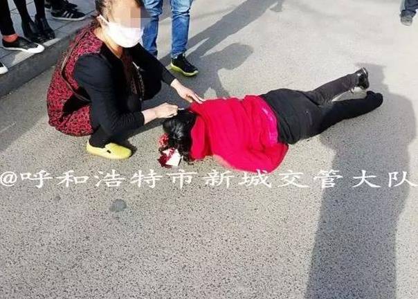 呼市一女子翻越护栏被车撞倒,趴在地上无法动弹