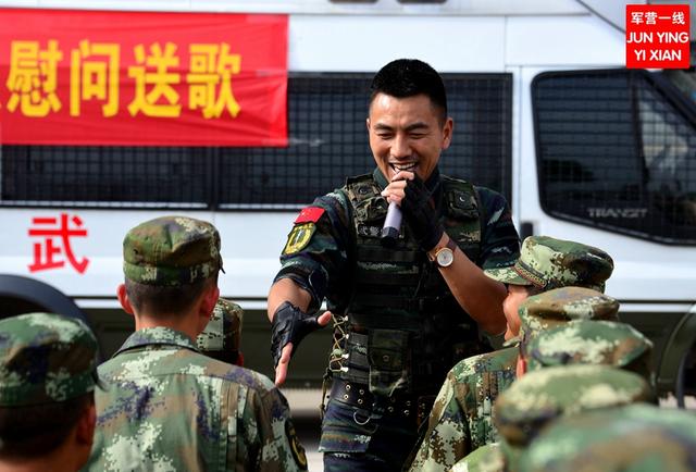 军事 正文 现场,阿振还与官兵分享了他沿着祖国边海防线为部队送歌