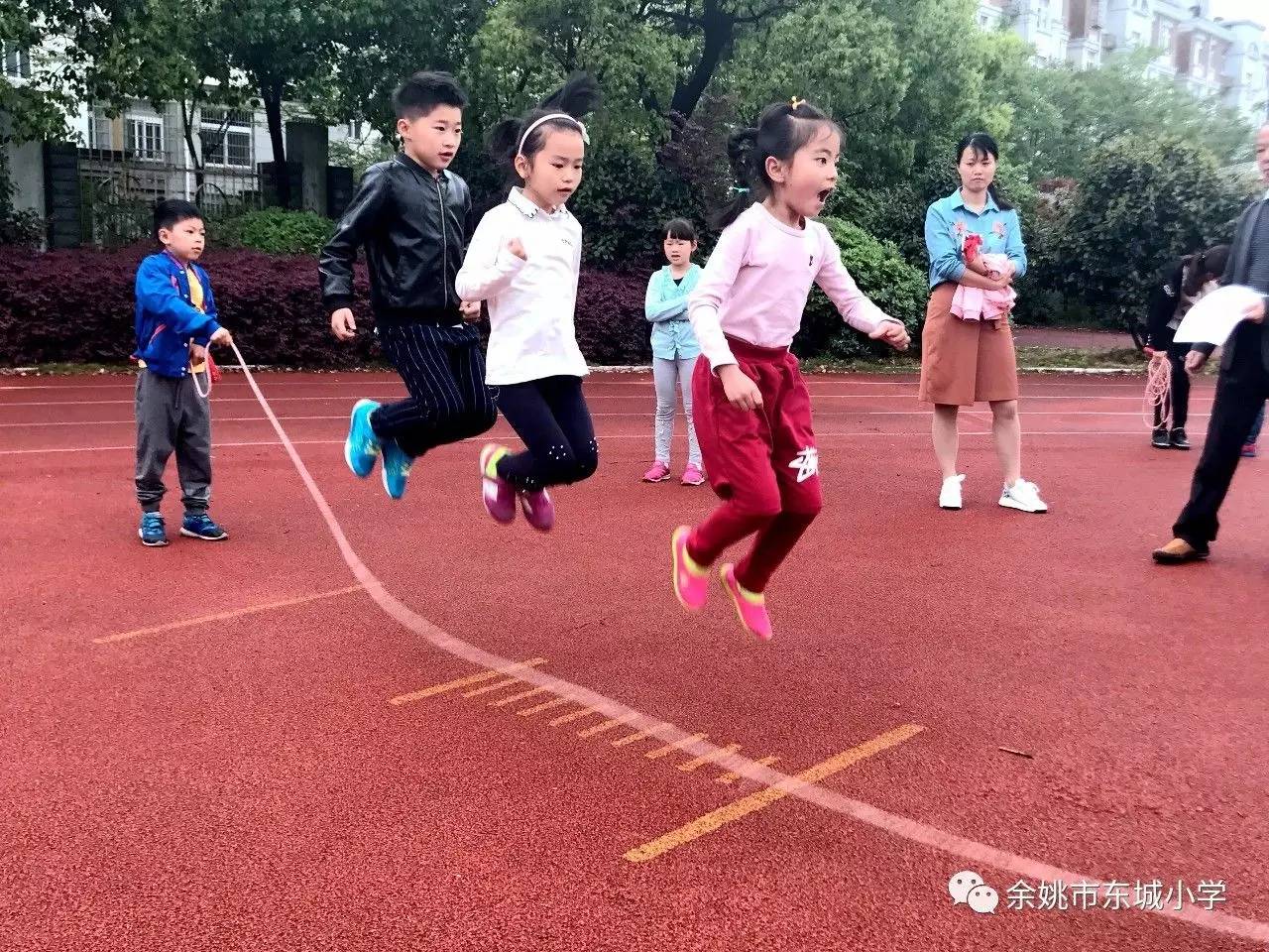 阳光体育魅力东城记东城小学学生跳长绳比赛