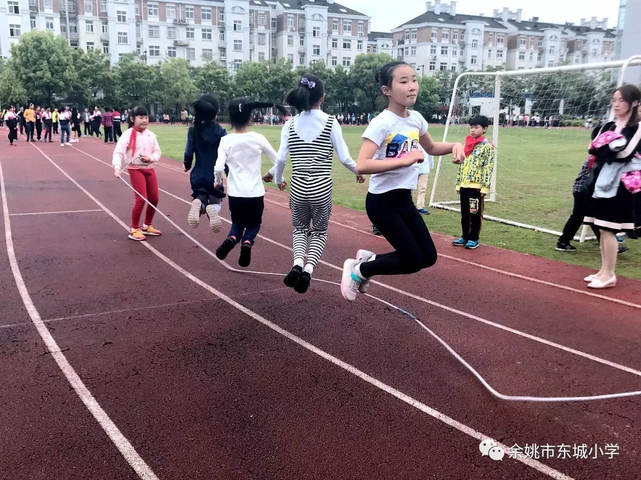 阳光体育魅力东城记东城小学学生跳长绳比赛