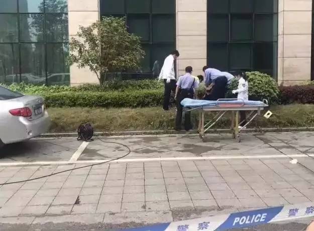 昨天,宁波一红衣男子坠楼身亡!