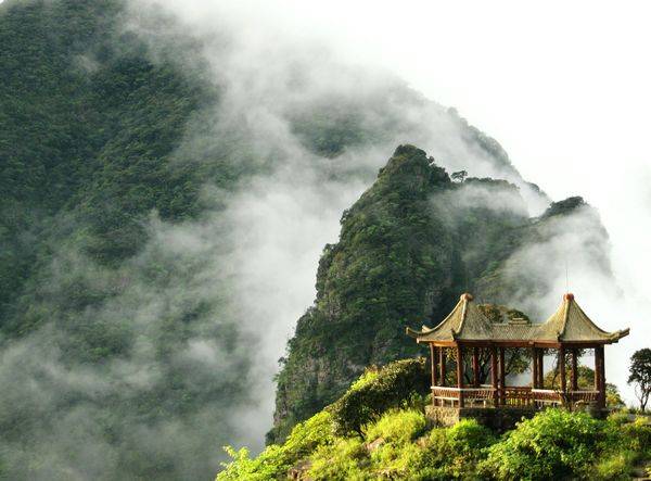 旅游 正文  推荐理由:大瑶山主峰圣堂山,主峰海拔1979米,位于广西金秀