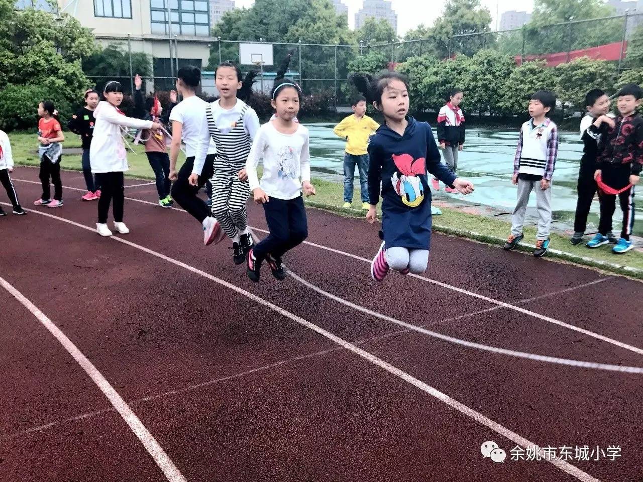 阳光体育魅力东城记东城小学学生跳长绳比赛