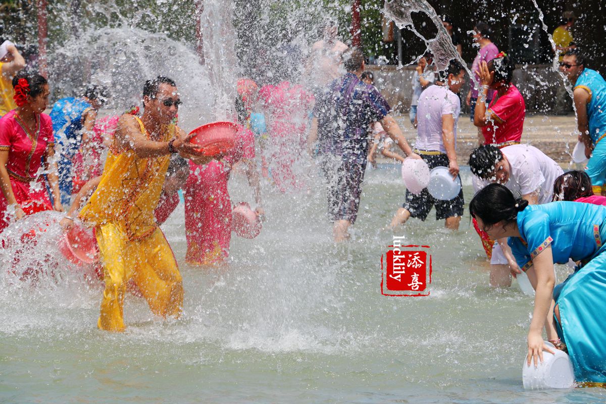 在云南，不是仅有版纳与德宏有泼水节，临沧的泼水节同样热闹。|云南|版纳|德宏_新浪新闻