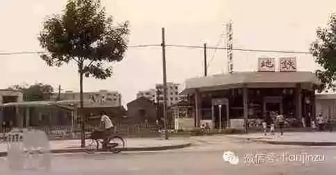 西南角和西北角两座地铁站是圆形建筑,同样是大屋檐,风格略有差异.