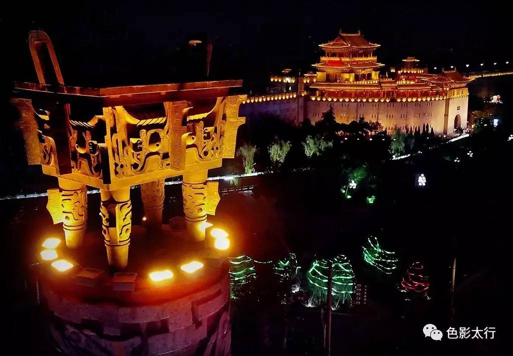 洛阳九龙鼎(左)与丽景门夜景(4月17日摄.