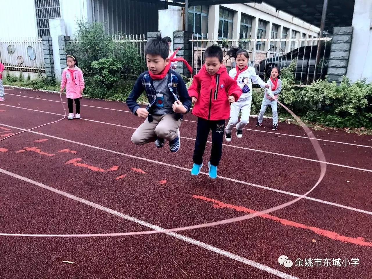 阳光体育魅力东城记东城小学学生跳长绳比赛