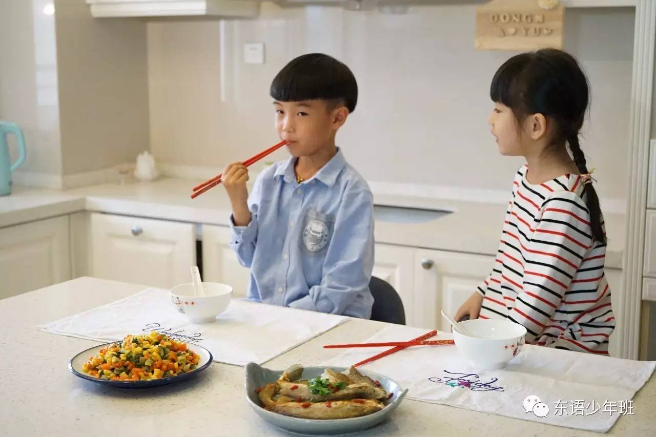 最萌餐桌礼仪秀:小筷子,大讲究.