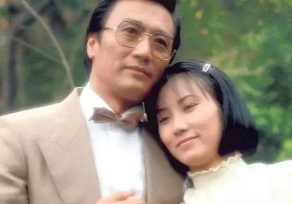 和汪阿姐同时期的谢贤,他们两位在80年代合作的每一部戏都很红