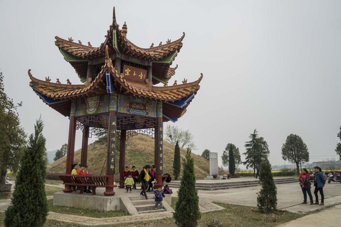 是楚文化重要传承地,境内现存宋玉墓,申鸣城,九里楚墓群,距今8