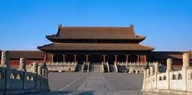 1 使用对称构图 中国古建筑,特别是皇家的宫殿建筑特别崇尚对称,稳定