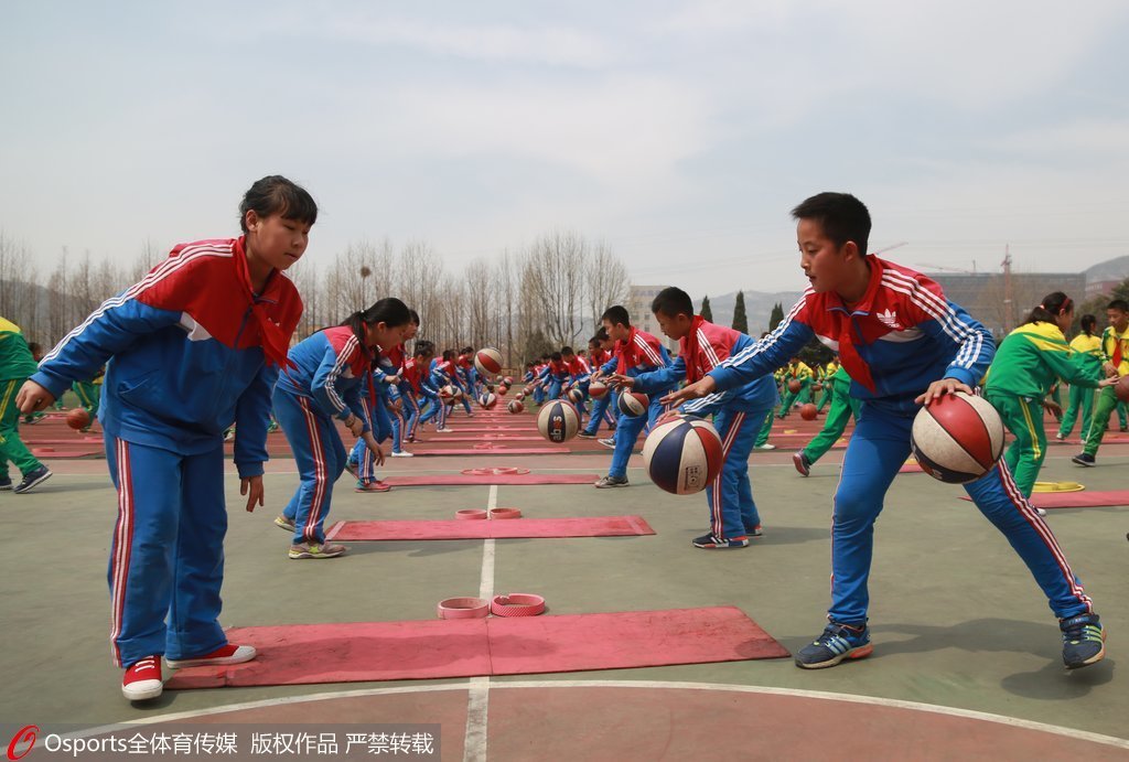 打得过小学生么 大连一小学课间做逆天篮球操