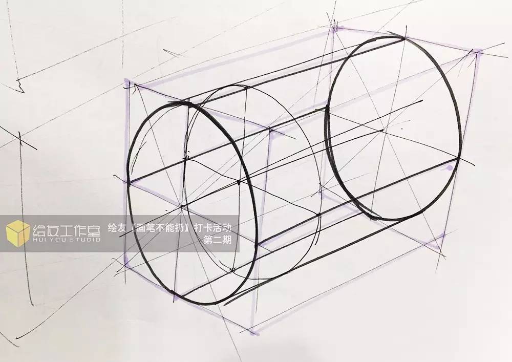 应该从中线上刻画,位于两点透视圆柱的正中间的位置