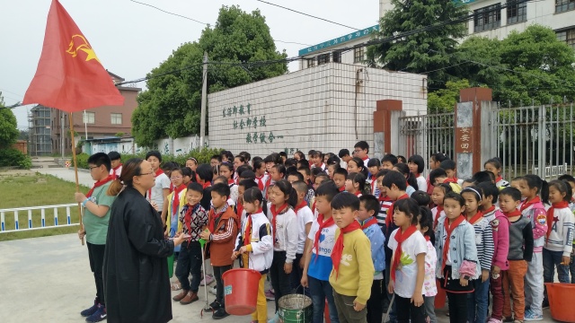 吴良小学4月20日下午吴良小学组织学生沿河道清理废弃漂浮物和生活