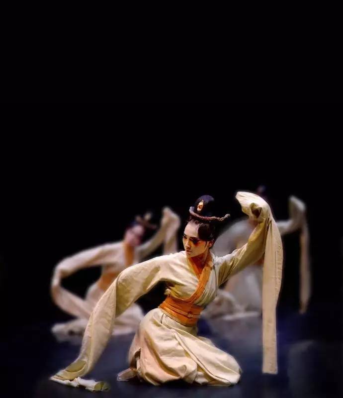 长袖舞源于西周时期雅乐舞蹈,在西周宫廷雅乐"六小舞"之一的《人舞》