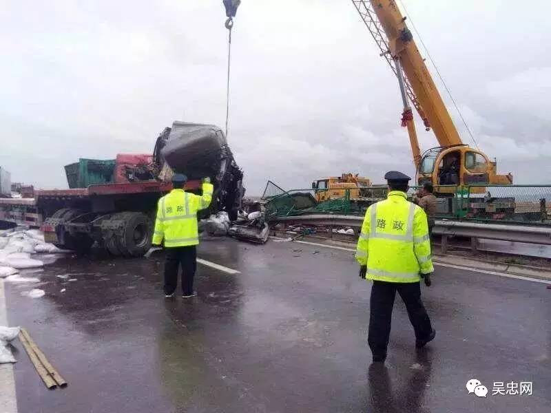 【触目】高速同心桃山至兴仁路段深夜发生惨烈事故,追尾半挂两司机