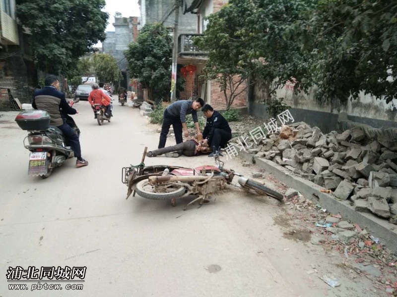 在浦北张黄镇五一街四看到派出所民警当街抓人,便衣将摩托车上男子拉